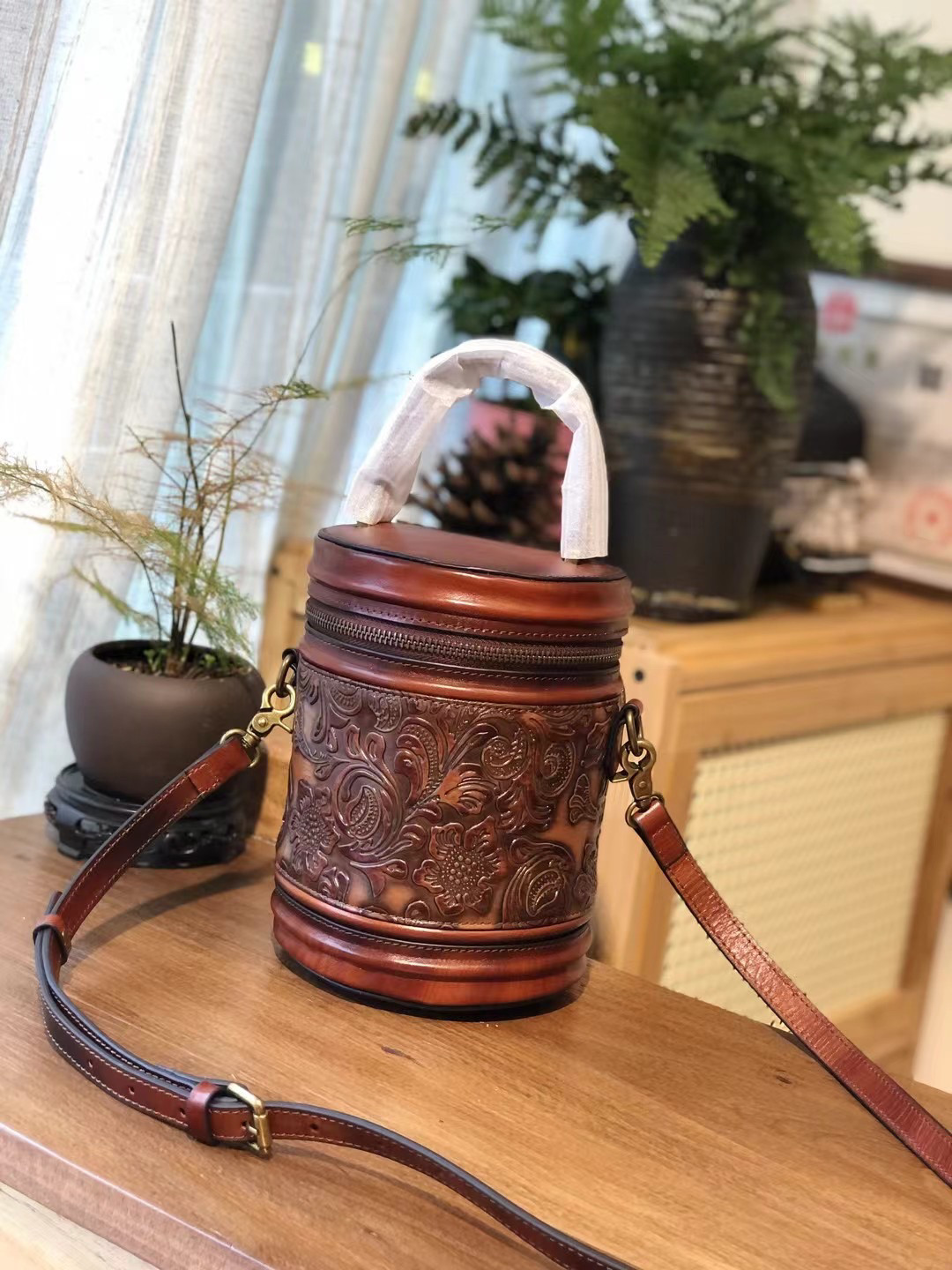 手工真皮小众设计女包新款复古民族风压花圆筒单肩斜挎手提小包包