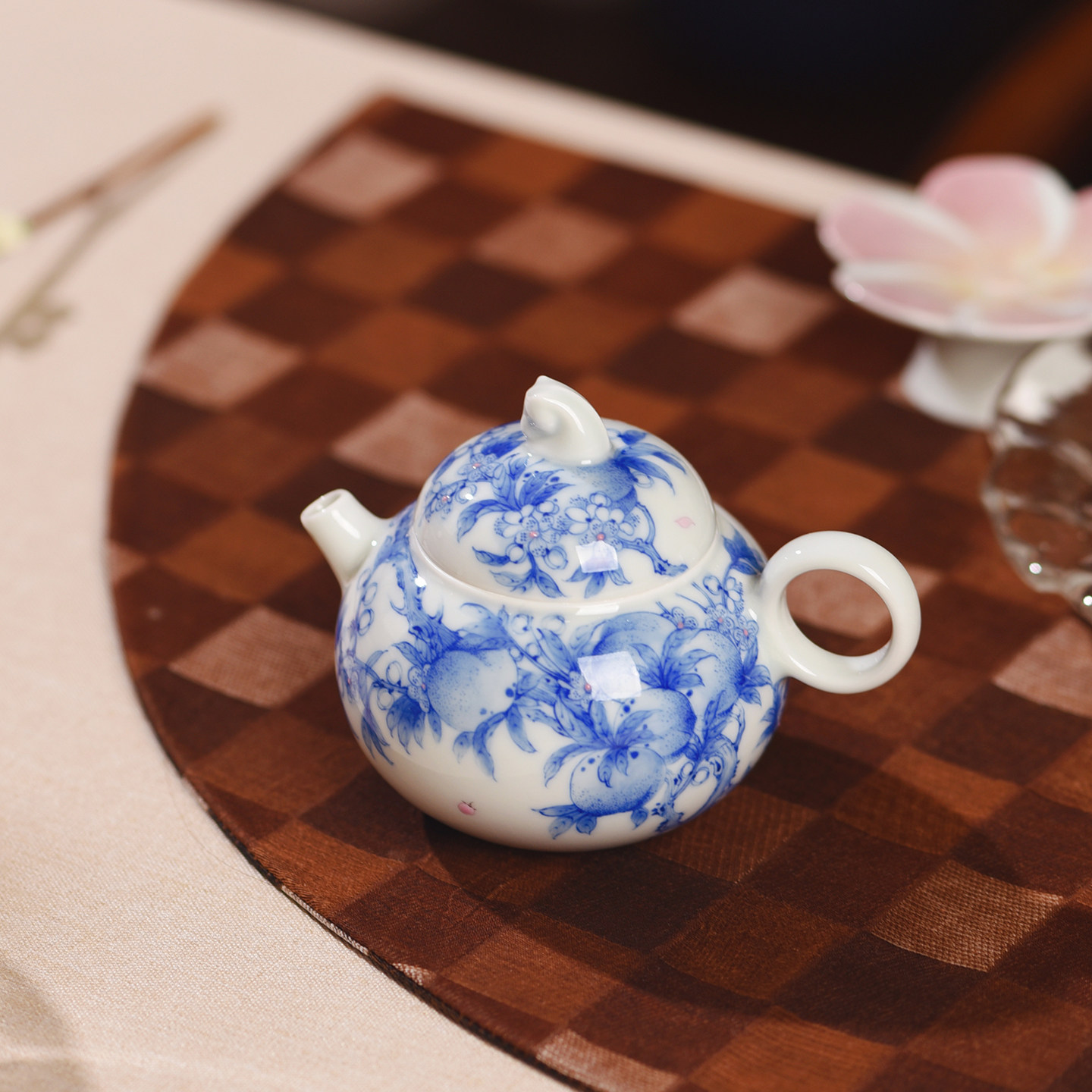 青樵轩桃子壶纯手绘古风掇球壶青花瓷可爱女士茶具高温桃花花瓣壶