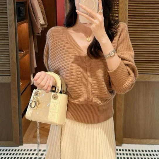 慵懒风秋冬新款温柔风V领蝙蝠袖针织衫女毛衣收腰显瘦打底衫上衣