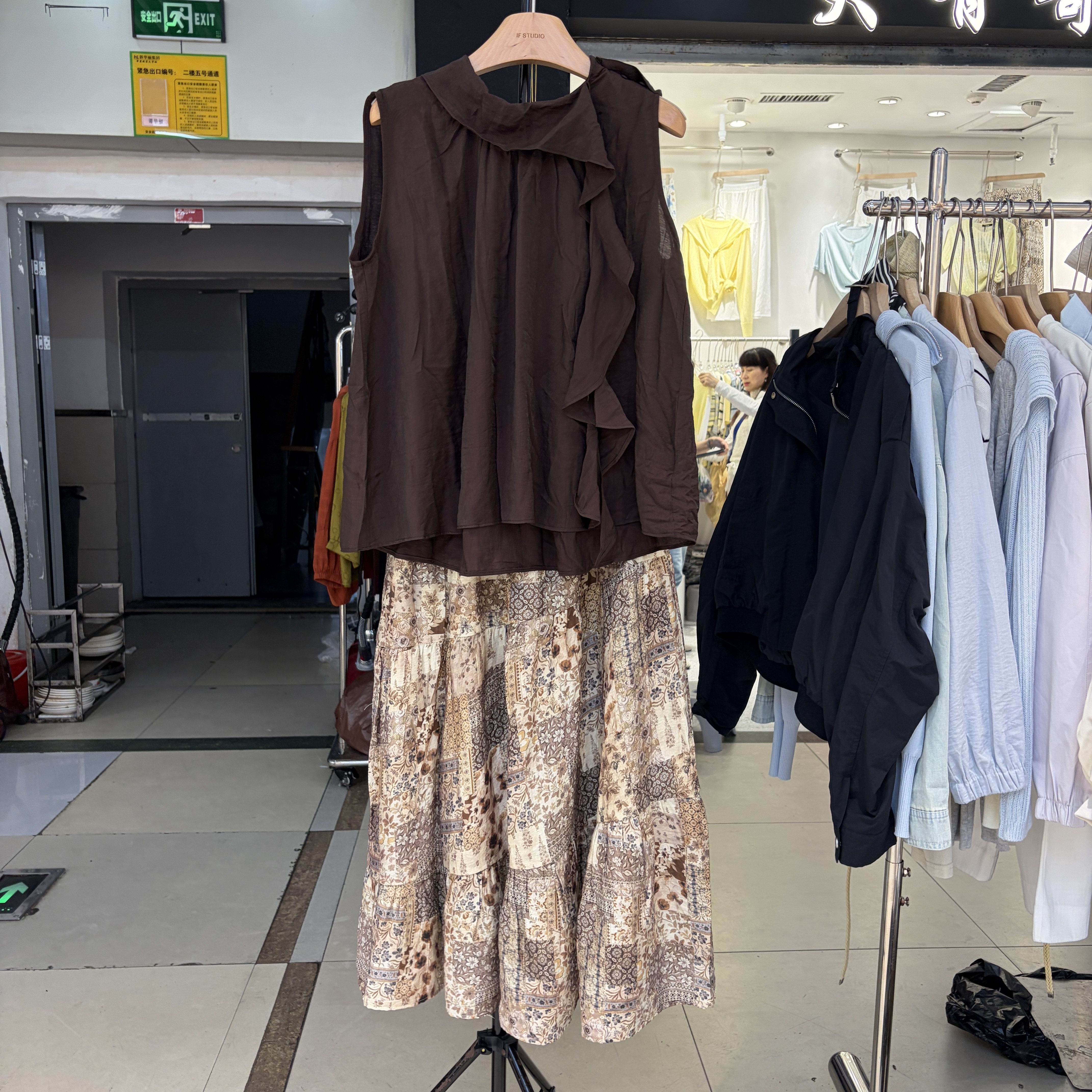 韩系温柔风无袖收腰衬衫复古格纹半身裙套装女2026夏装搭配一整套