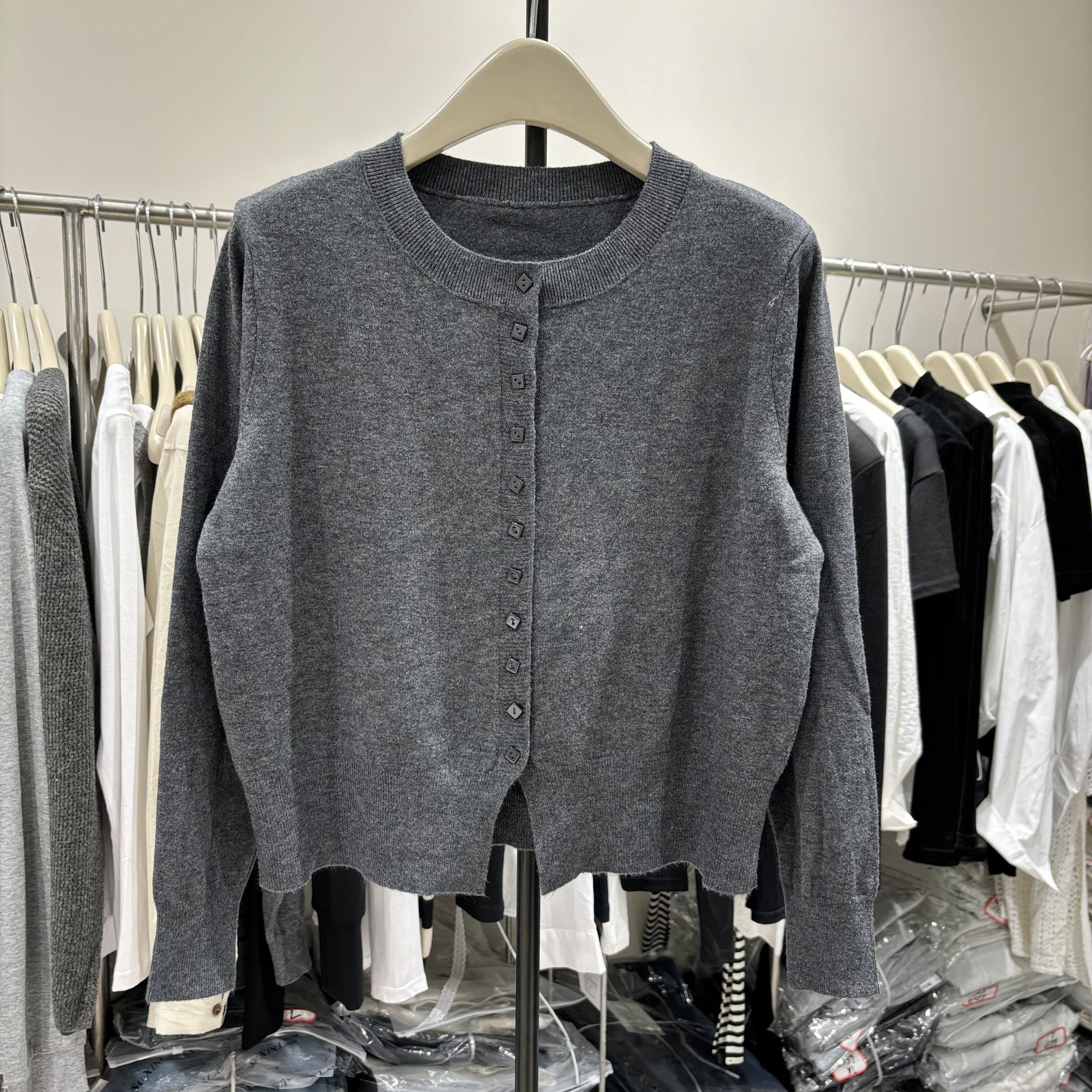 圆领长袖单排扣纯色简约宽松显瘦针织衫开衫毛衣外套2025秋季663