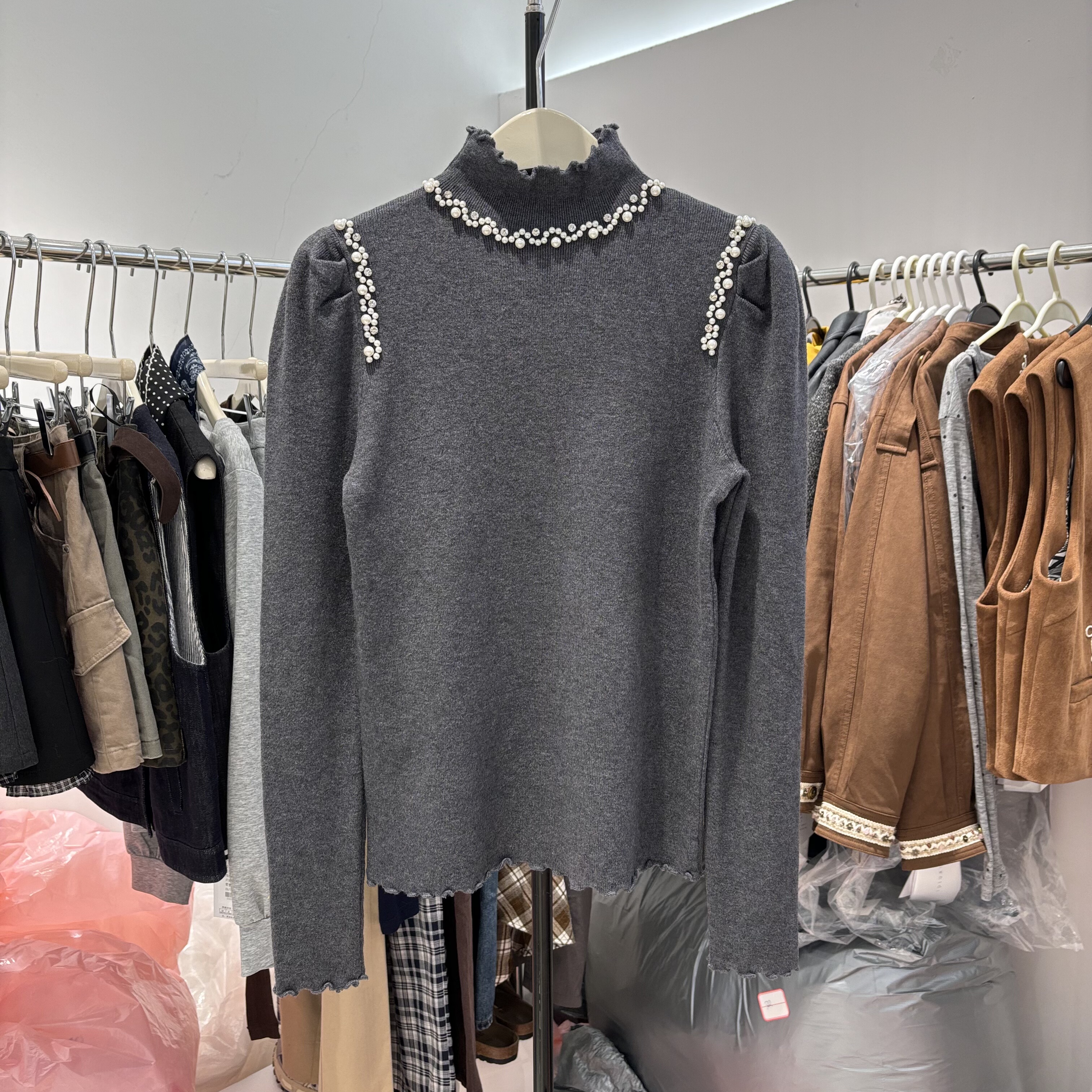 2025冬季新款韩版半高领钉珠针织衫女修身显瘦内搭打底长袖上衣