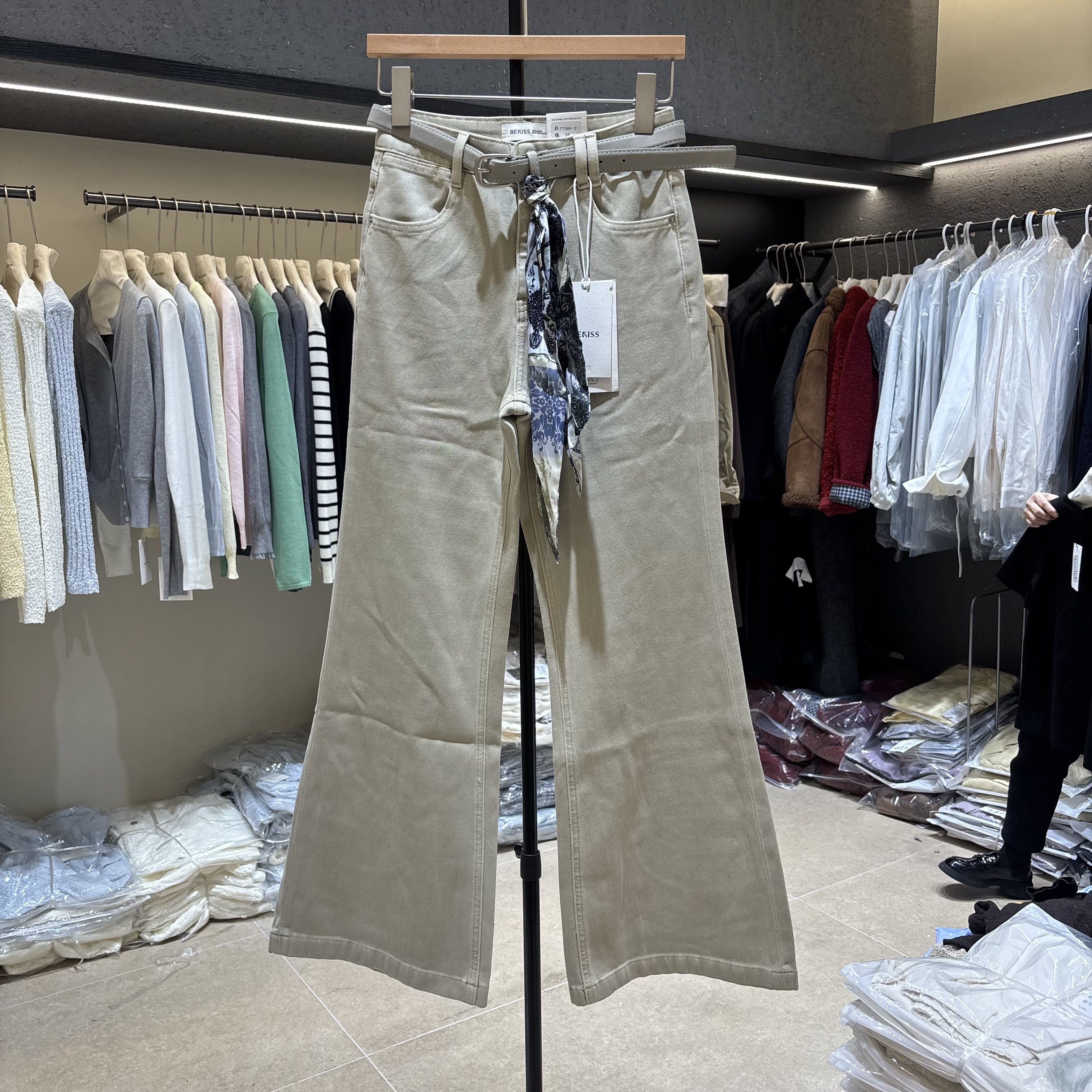 高腰显瘦微喇牛仔裤女2026新款百搭四面弹不贴腿垂感筒喇裤7796