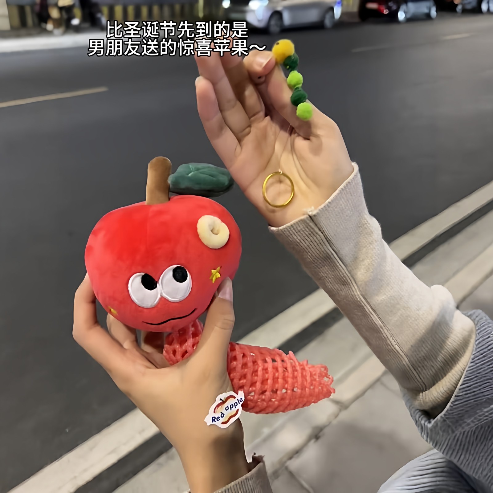 长虫苹果挂件可藏戒指惊喜红苹果毛绒公仔钥匙扣包挂饰圣诞节礼物