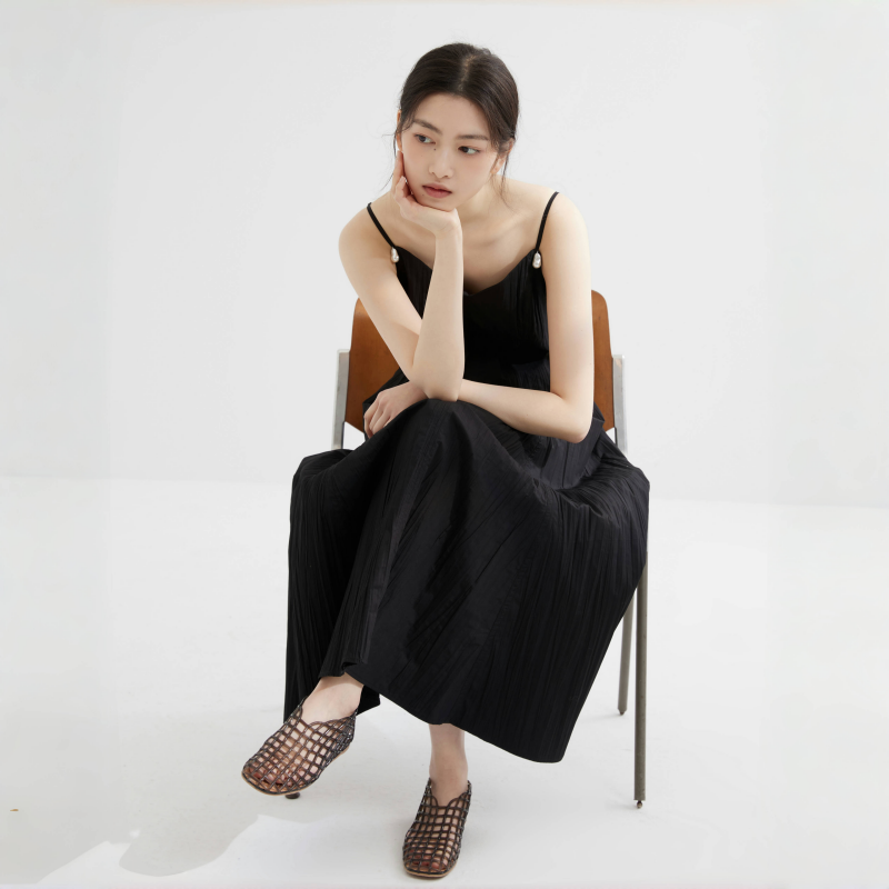 YAYIO 春夏新款褶皱工艺黑色连衣裙女 气质文静优雅V领吊带长裙