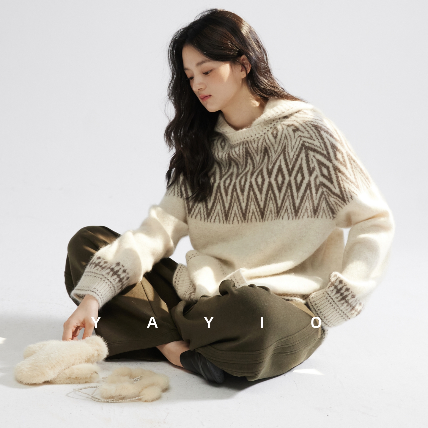 白色耗牛绒”费尔岛图案连帽毛衫