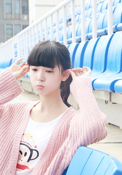 店铺所有海报都是单张起售，需要几张拍几件的哈，链接是默认单个画心的价格，需要配实木相框的，请联系客服补差价，谢谢