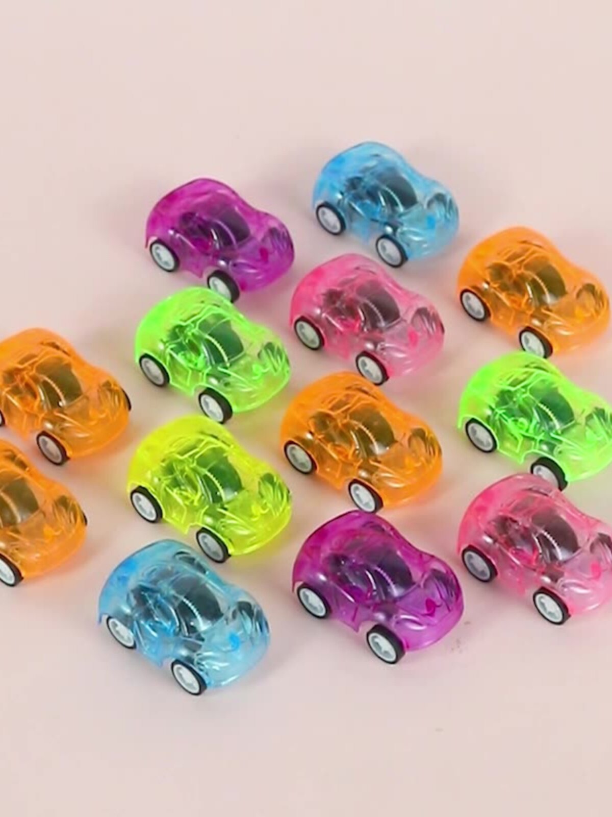 귀여운 소년 장난감 자동차 풀백 자동차 창조적 인 미니 플라스틱 자동차 어린이  장난감 10 위안을 초과하지