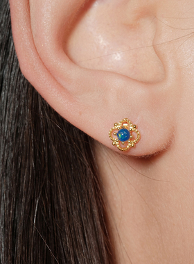 【CnHnOn脂肪商店】超迷你蓝石镂空蕾丝花14k金色珠边法式耳钉