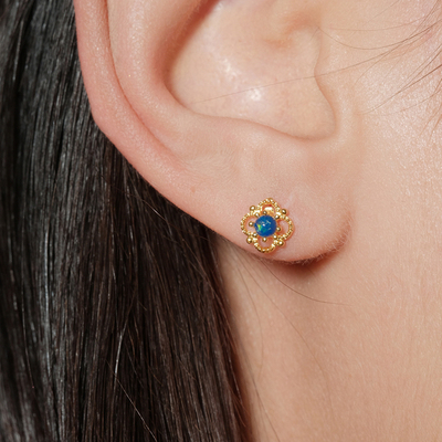 【CnHnOn脂肪商店】超迷你蓝石镂空蕾丝花14k金色珠边法式耳钉