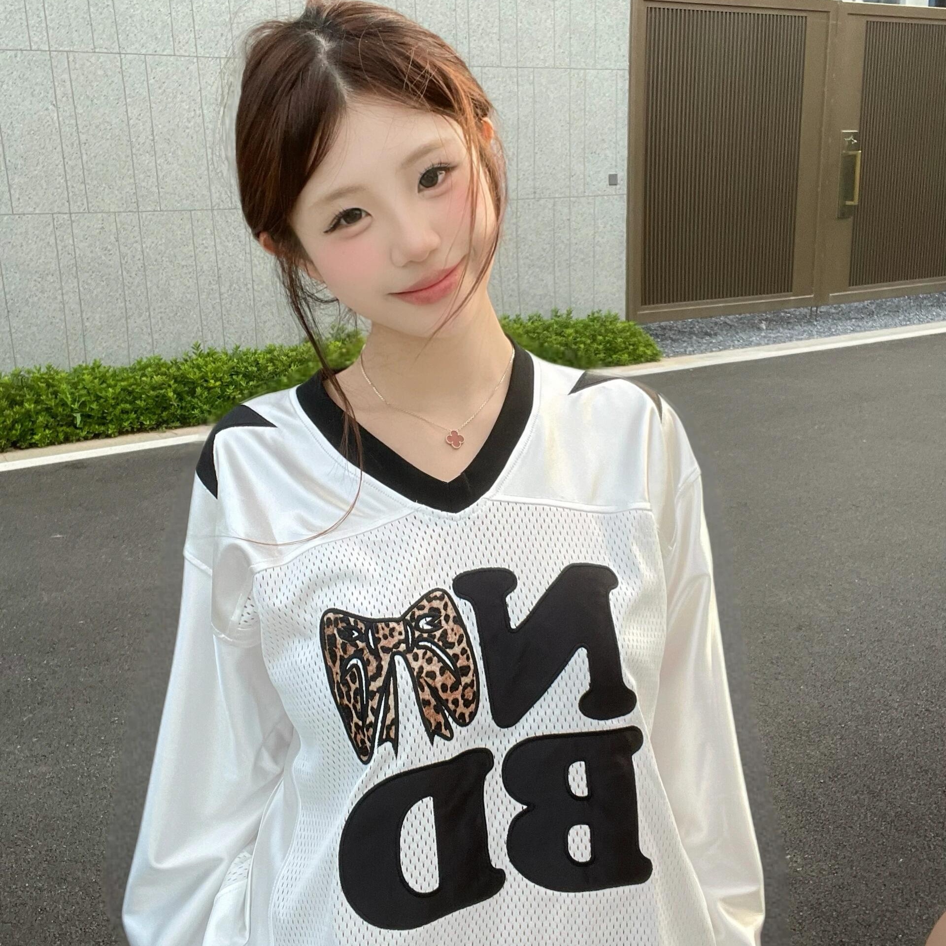 美式蝴蝶结撞色撞色长袖t恤女v领网眼拼接罩衫打底衫运动宽松上衣