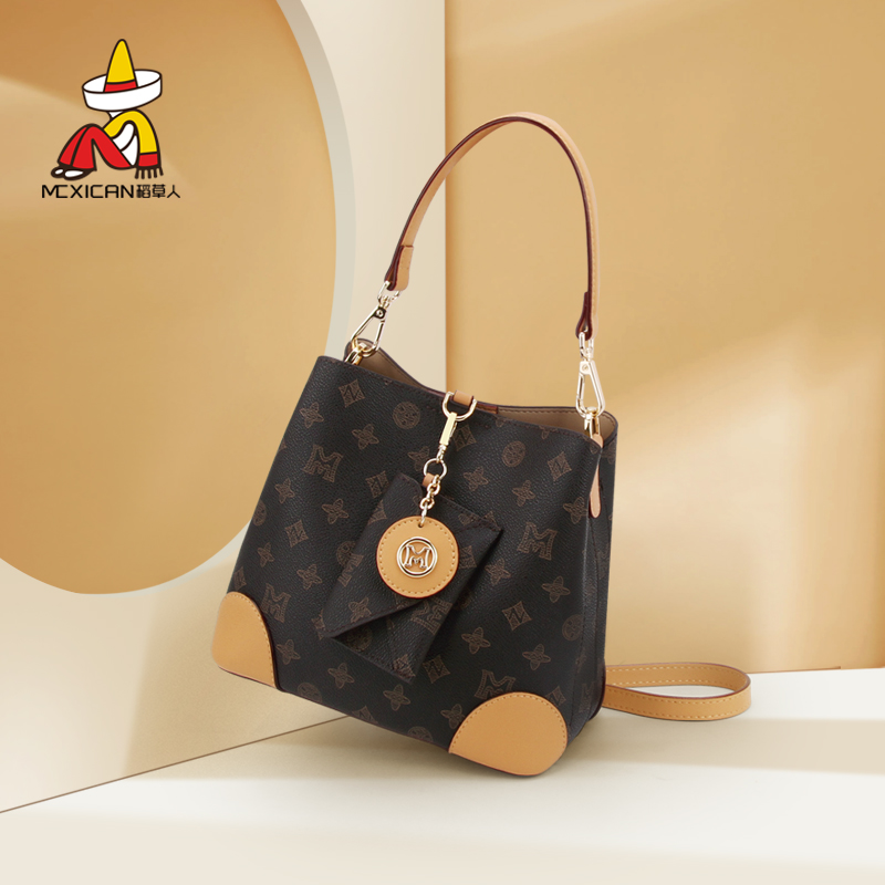 稻草人轻奢小众百搭通勤水桶包