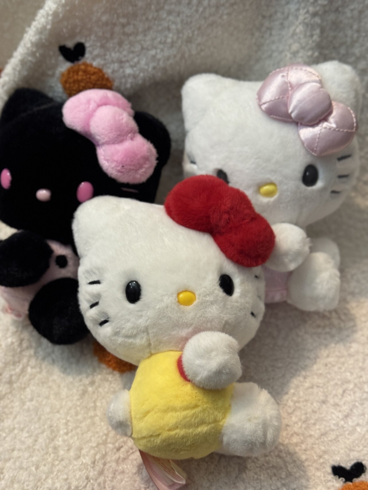 外单侧身坐HelloKitty毛绒摆件黑皮kitty玩偶女生礼物生日礼物