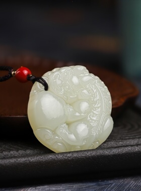 白钰爆款吊坠项链圆牌乳白光泽弧度自然雕刻神态威严男女同款挂饰