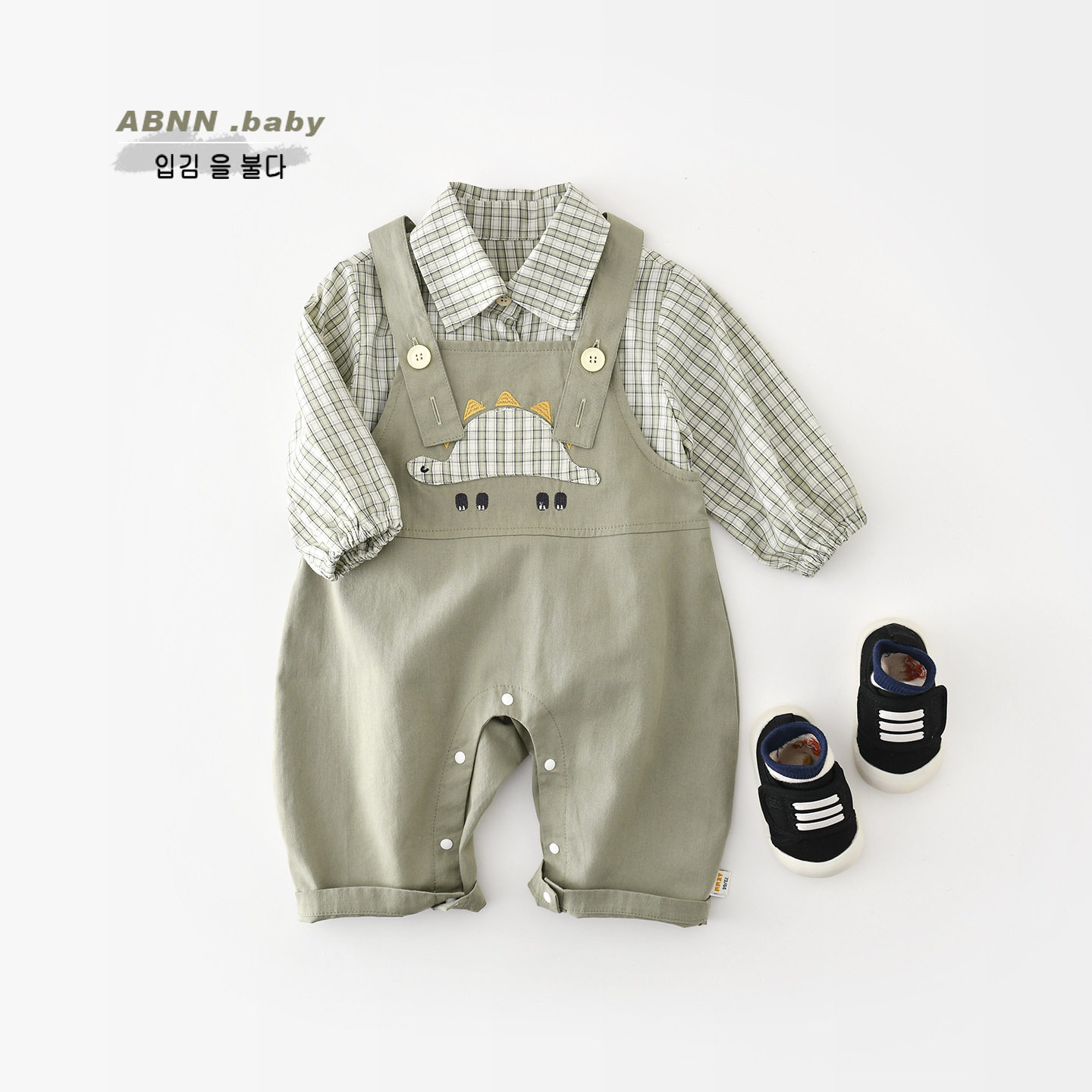 宝宝秋装背带裤套装2026新款男童卡通恐龙裤子婴儿格子衬衫两件套
