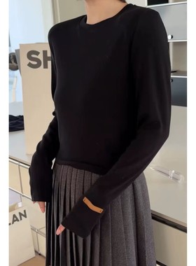 秒发诗歌兰8197简约慵懒时髦垫肩长袖圆领短款皮标T恤女2026早春