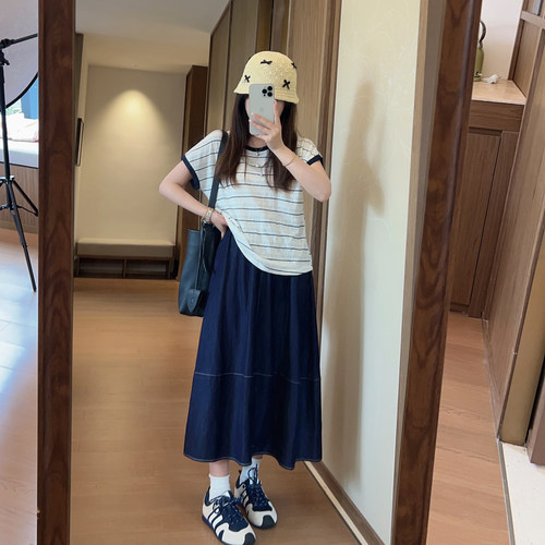 小个子条纹T恤+天丝半身裙两件套