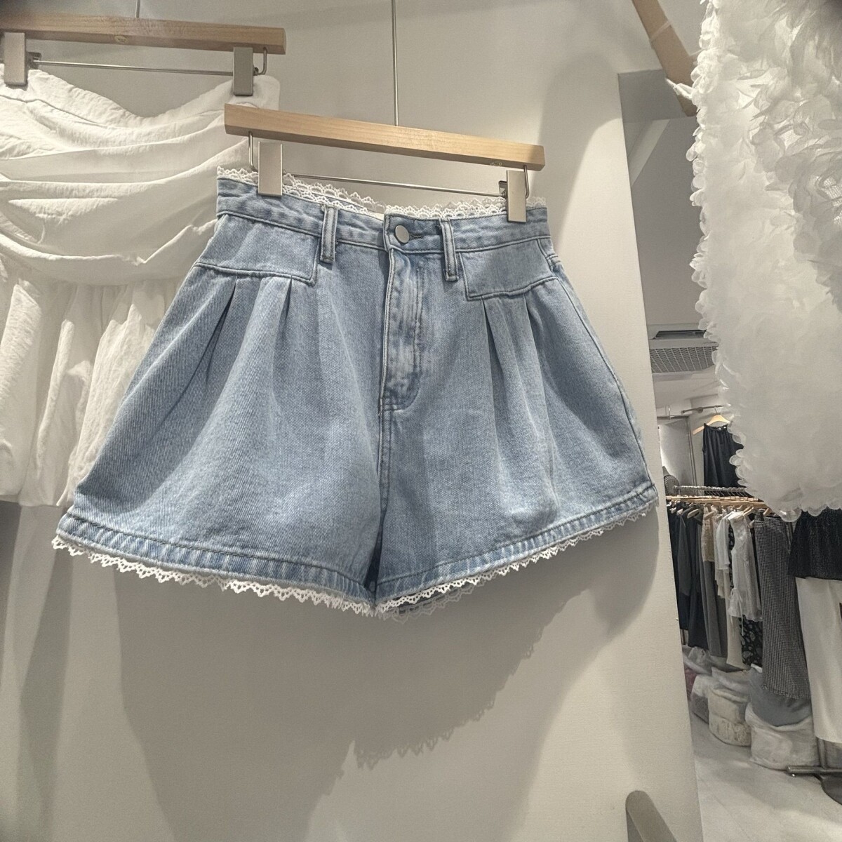 蓝色牛仔短裤女夏季蕾丝边裤子2025新款高腰a字阔腿辣妹热裤