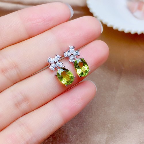 925银镀白金天然橄榄石耳钉