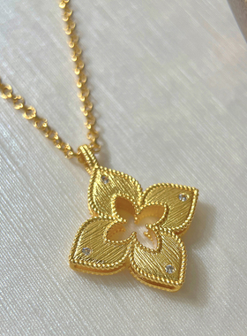 拉丝金锁项链菱形花朵镶钻项链