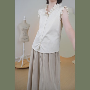 体制内～实穿性与美学价值双在线高级米色荷叶边V领内搭无袖衫