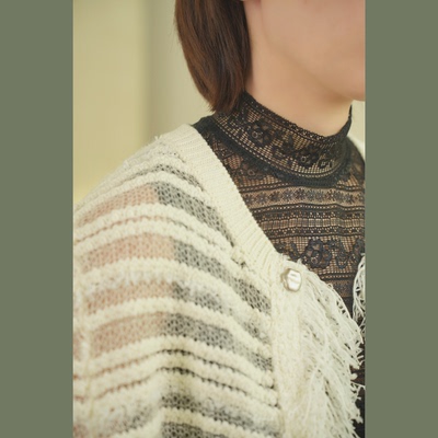 韧性又不失柔和黑色蕾丝无袖衫