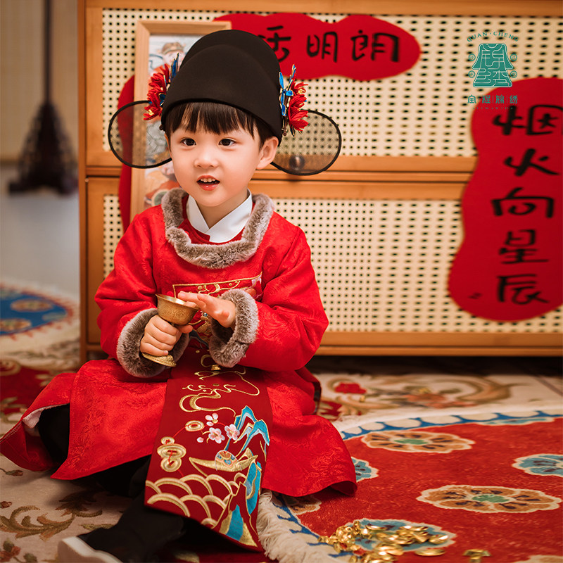 中国红状元龙年拜年服