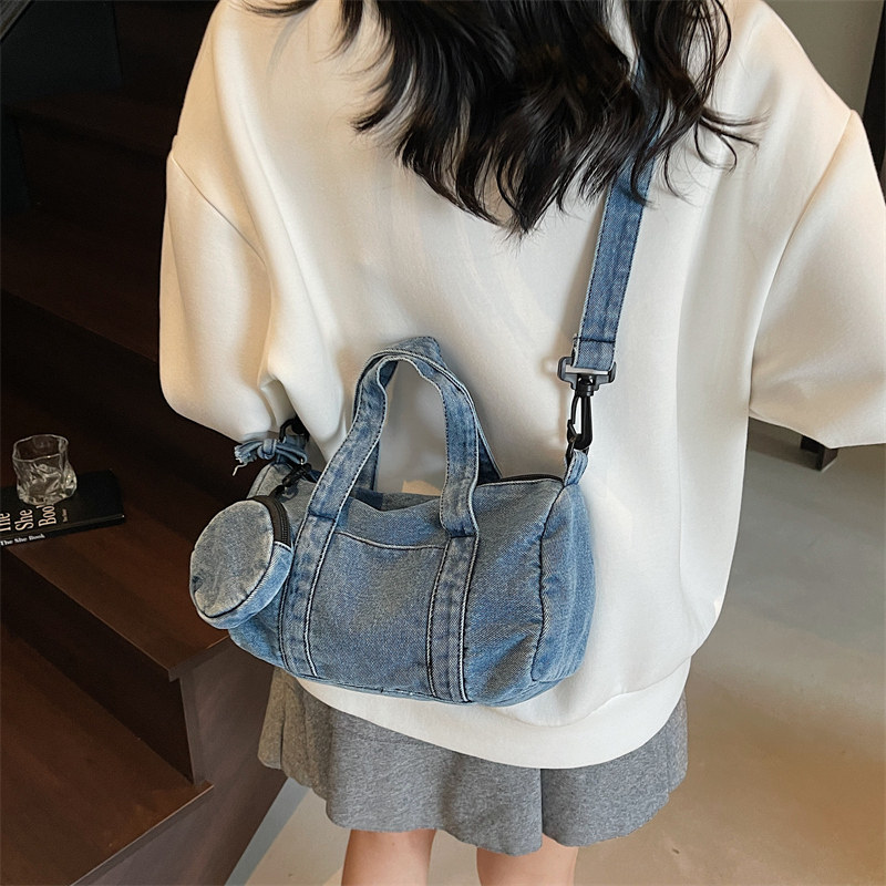 牛仔布斜挎包2025新款百搭单肩包休闲手提通勤包女士大容量枕头包