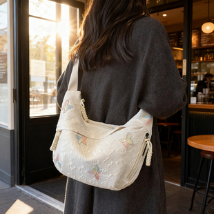 女士刺绣蝴蝶饺子包韩版时尚百搭斜挎通勤包大容量休闲轻便单肩包