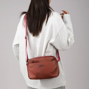 潮流时尚女斜挎包轻便百搭多层分隔防水大容量单肩包简约通勤小包