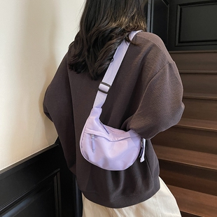 休闲饺子包女新款轻便斜挎小包户外运动登山单肩包百搭通勤手机包