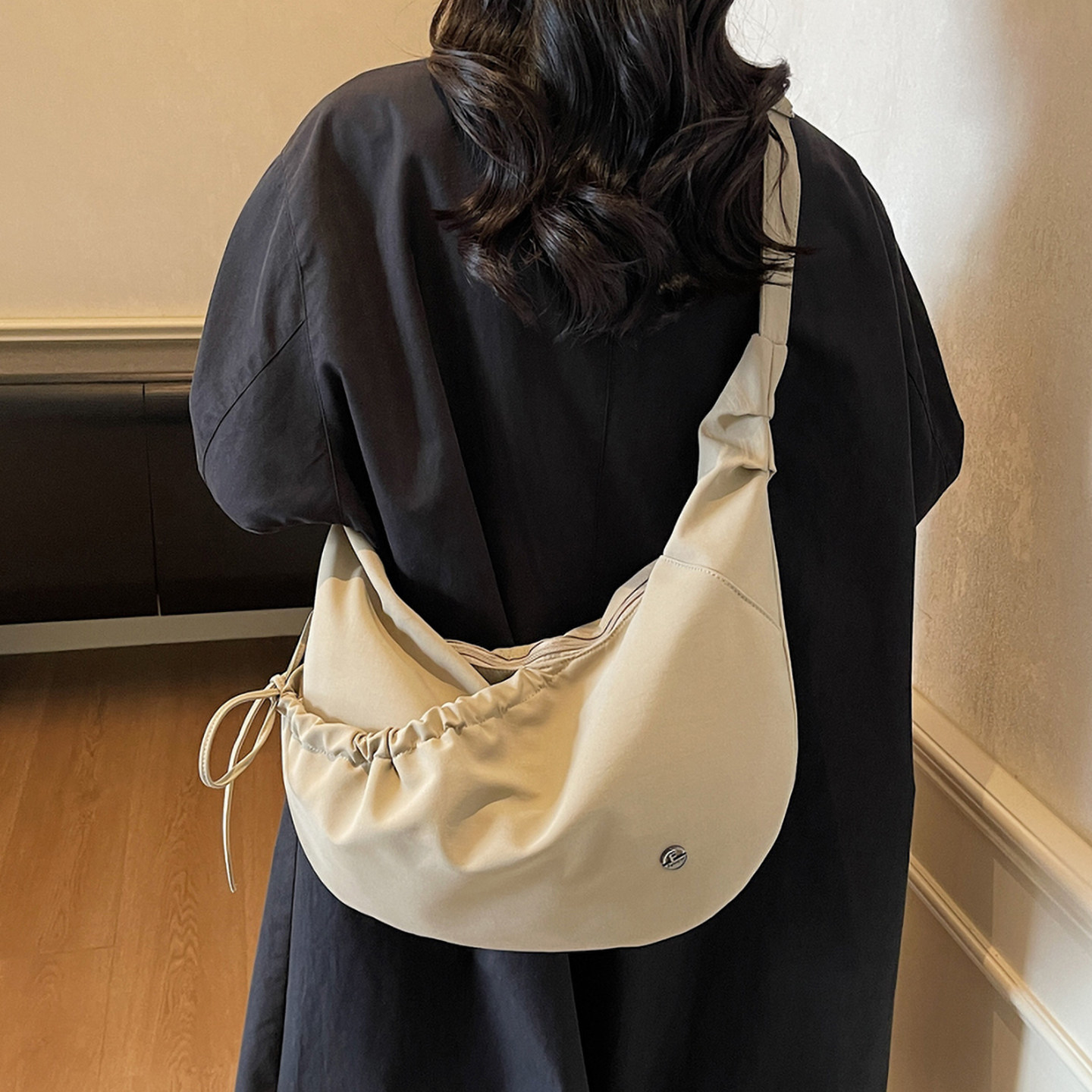 韩版简约褶皱饺子包女新款百搭斜挎包休闲通勤女包潮流设计单肩包