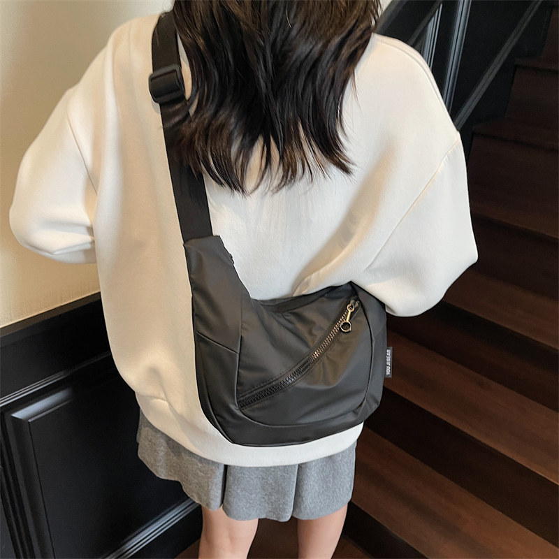 新款休闲简约大容量单肩斜挎包女大学生通勤包男外出旅行黑色大包