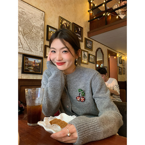 落落狷介灰色开衫毛衣女