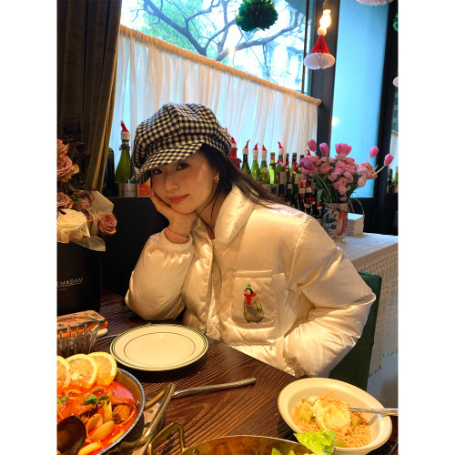 落落狷介白色短款羽绒服女