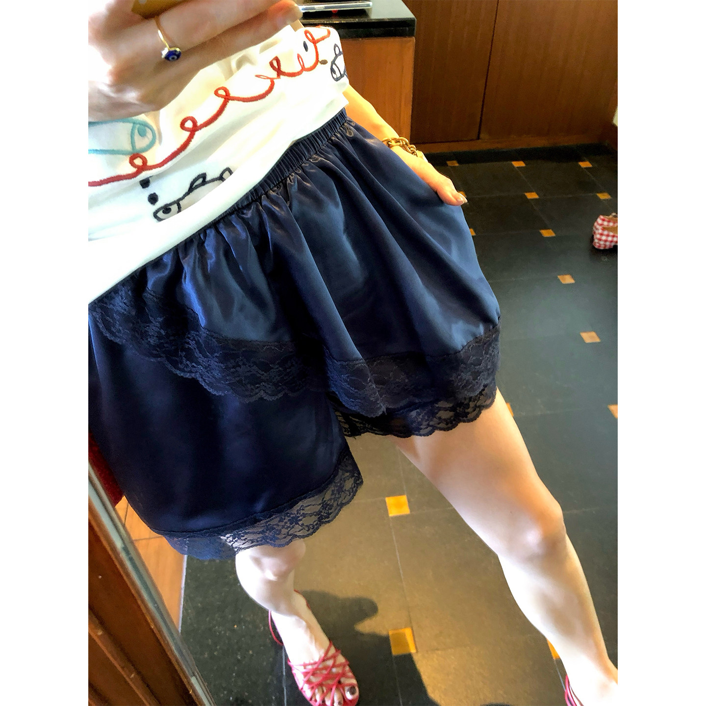 落落狷介蕾丝拼接短裤女图片