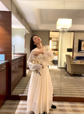 落落狷介 秋装女款2025年新款白色连衣裙女长袖小个子裙子V领显瘦