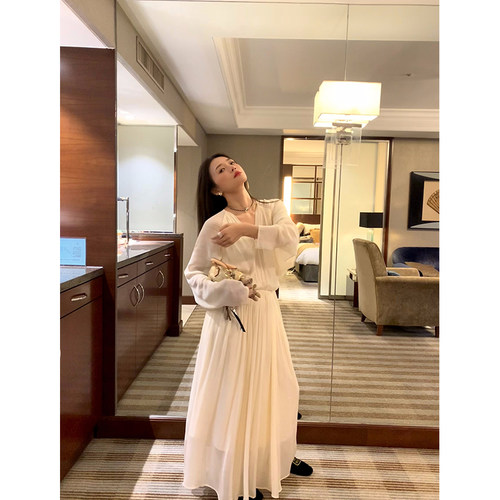 落落狷介白色长袖连衣裙女
