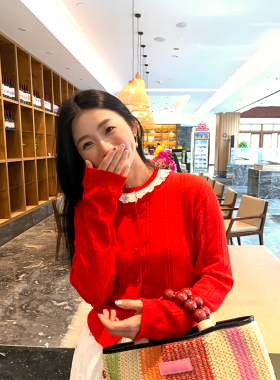 落落狷介春季穿搭红色羊毛针织衫女2025年新款小个子上衣蕾丝拼接