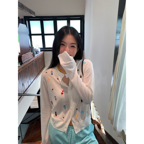 落落狷介白色长袖刺绣针织衫女