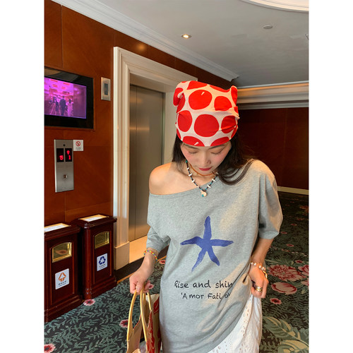 落落狷介灰色宽松斜肩T恤女