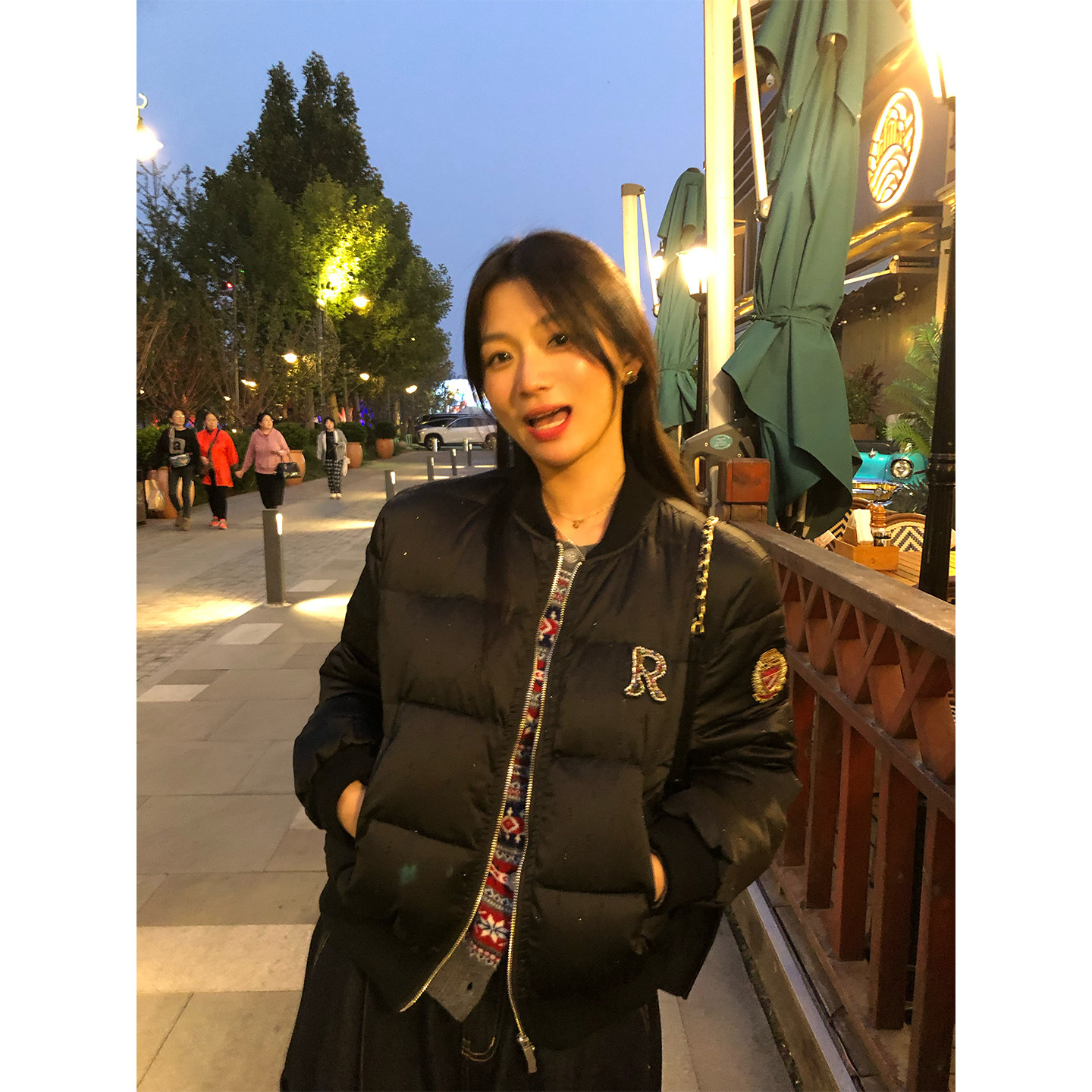 落落狷介黑色短款羽绒服女图片