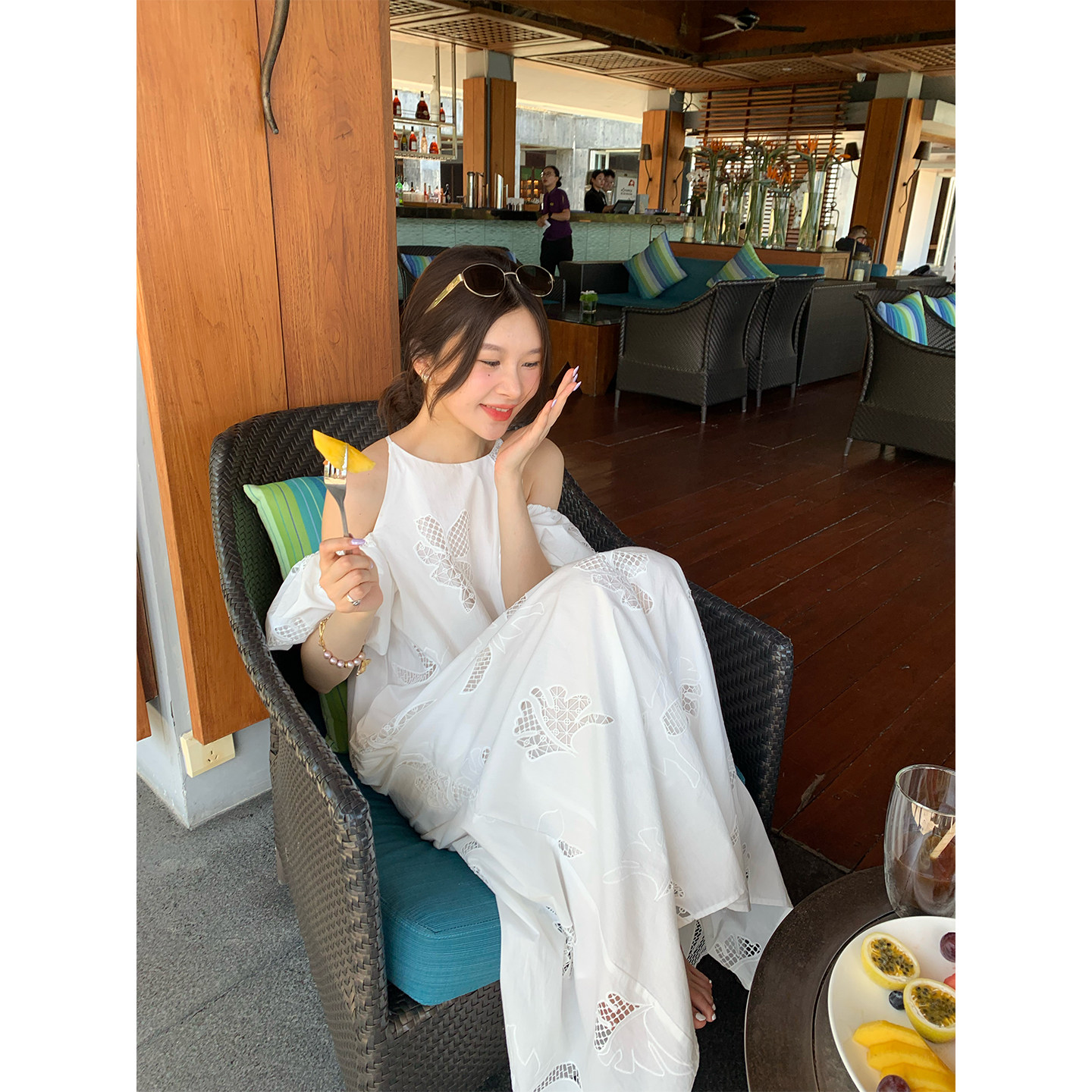 落落狷介白色镂空露肩连衣裙女图片