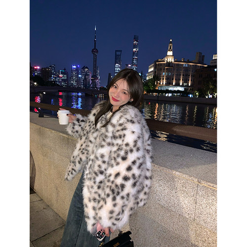 落落狷介短款白色豹纹皮草女