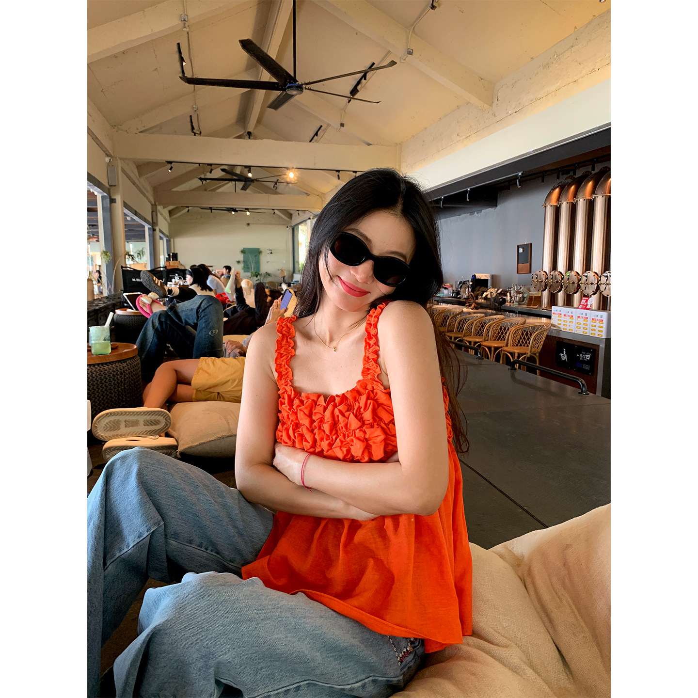 落落狷介设计感吊带背心女图片