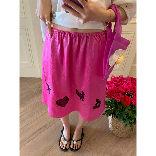 落落狷介玫红色半身裙女