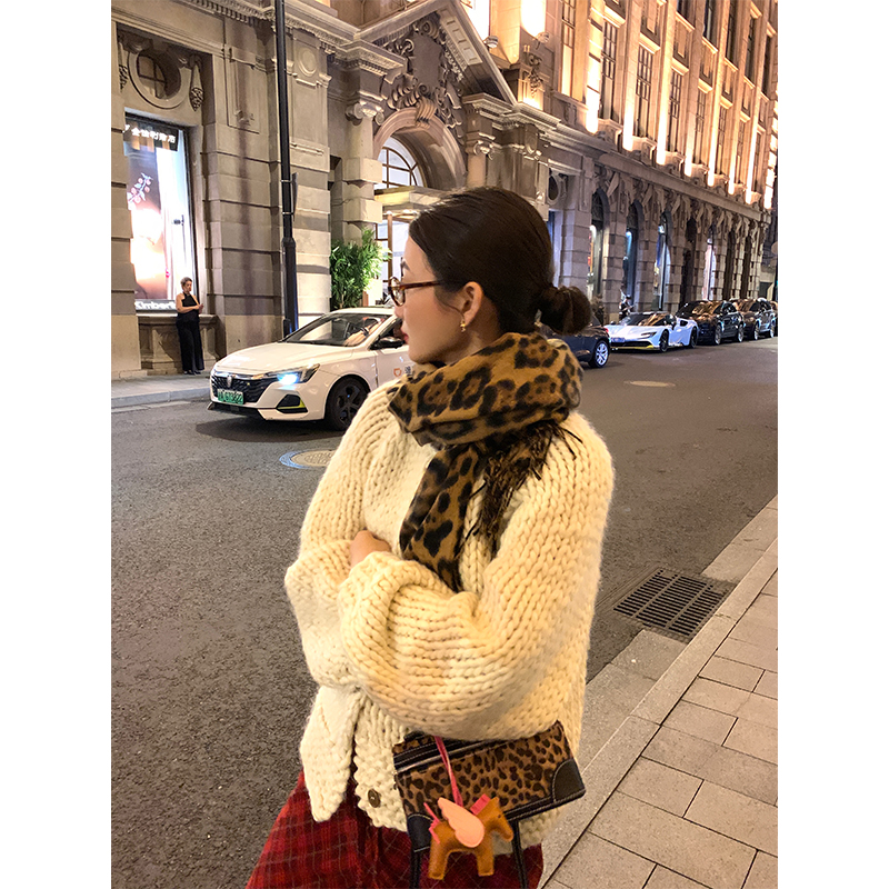 落落狷介小个子豹纹围巾女
