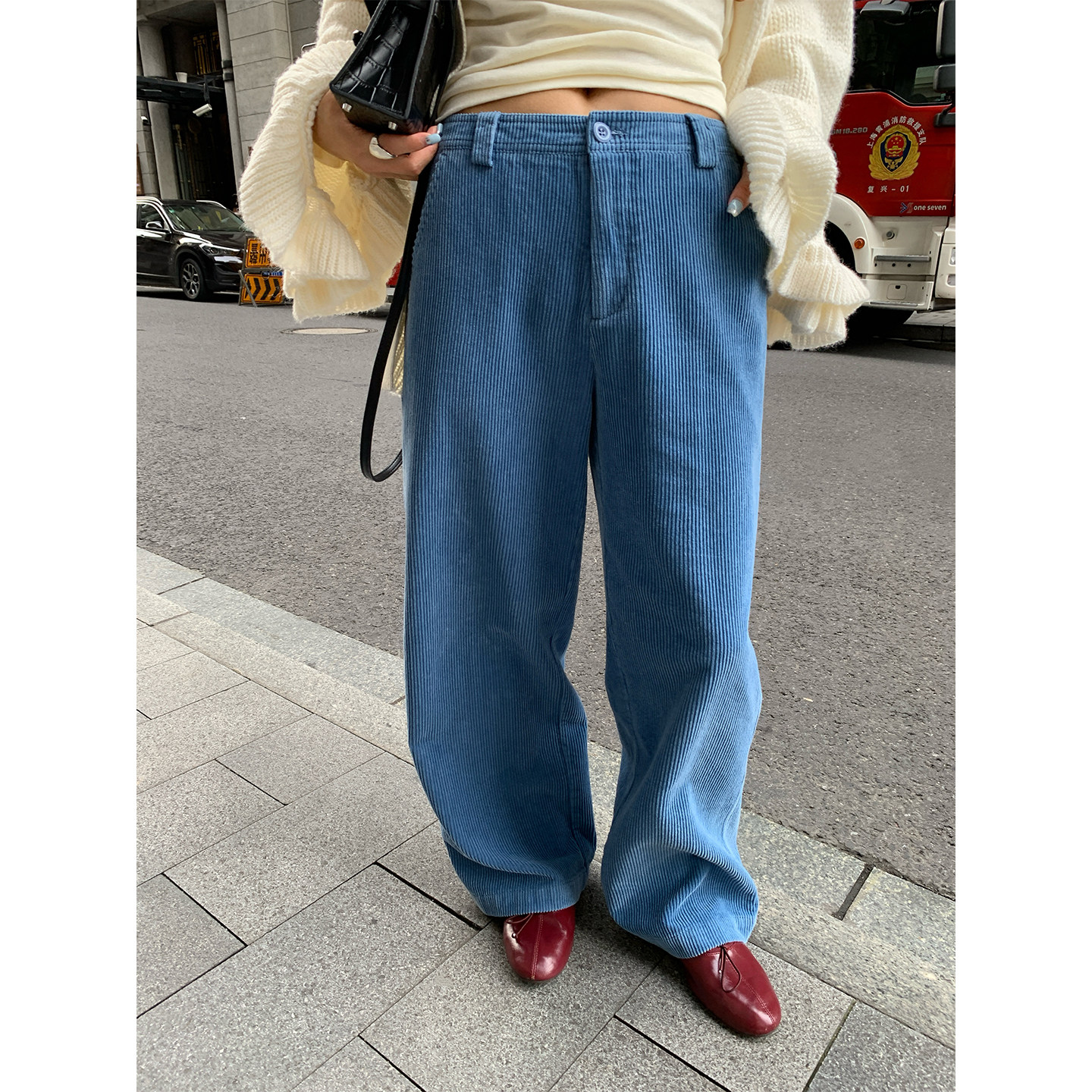 落落狷介蓝色灯芯绒阔腿裤女