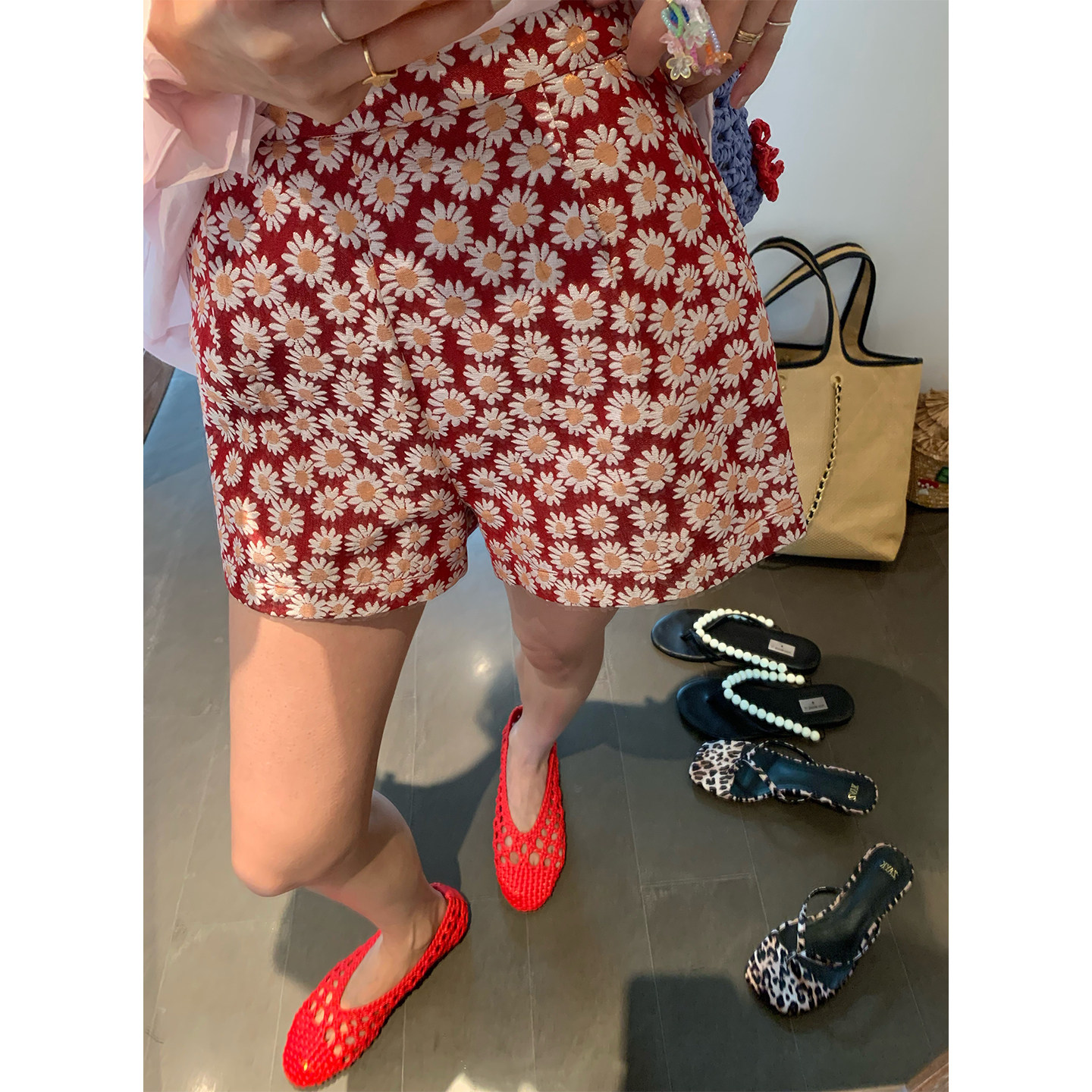 落落狷介短裤女夏红色阔腿裤2026年新款小雏菊刺绣裤子小个子百搭
