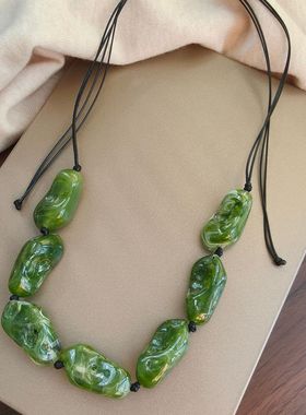 绿色长款皮绳毛衣链高级感